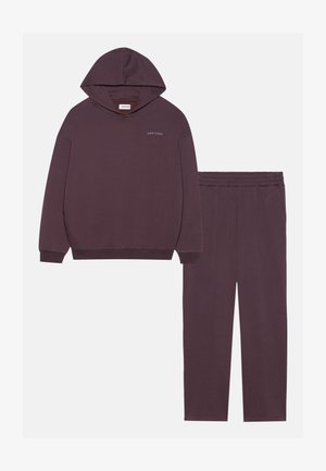Hanorac violet închis cu buzunar frontal și mansete elastice, asociat cu pantaloni asortați care au talie elastică și textură ribbată.