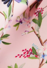 Tkanina w kwiaty z różowym tłem, zielonymi liśćmi, fioletowymi i różowymi kwiatami oraz małymi jagodami; zawiera napis "BAKER" w kolorze niebieskim.