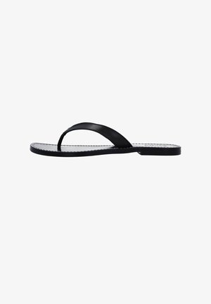 Tong plat noire en tongs avec un design à une seule lanière, surface lisse et semelle intérieure texturée avec une fine semelle extérieure.