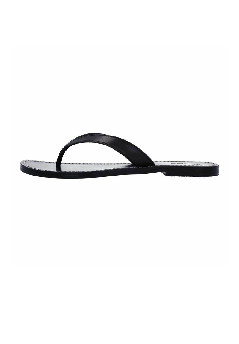 Zwarte platte flip-flop sandaal met een enkel band ontwerp, een gladde oppervlakte en een gestructureerde voetbed met een dunne zool.