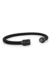 Pulsera trenzada negra con extremos de metal; uno presenta la palabra "AKITSUNE" y el otro tiene un diseño de loto. Textura suave, diseño simple.