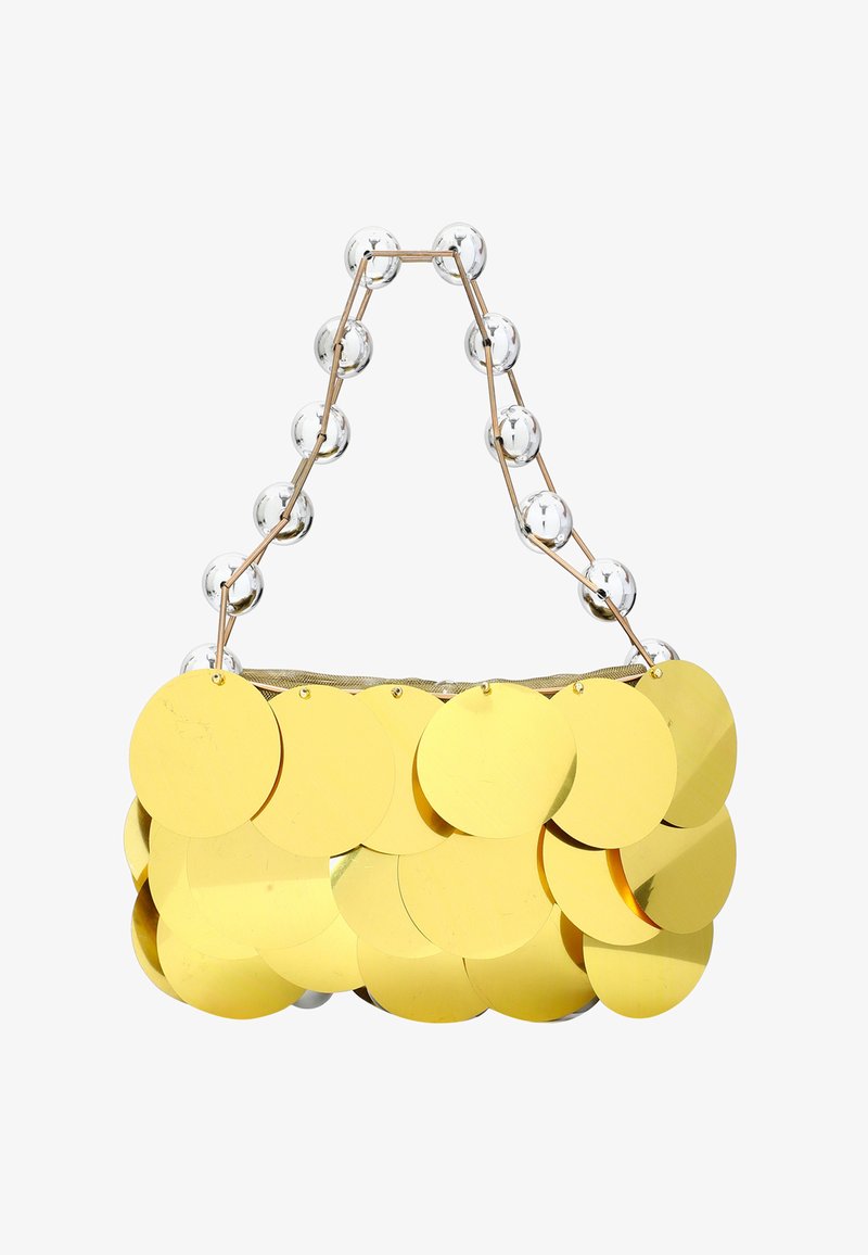 Guldne cirkulære pailletter dækker en lille håndtaske, med en sølvfarvet, sfærisk perle-hank og en glat, mesh-foring.
