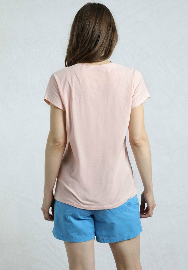 ADVENTURE AWAITS FRONT - Print T-shirt