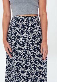 Herita PRINTED LONG SLIT - A-snit nederdel - navy blue