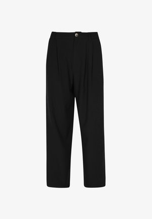 Zwarte hoge taille taps toelopende broek met voorplooien, lussen voor een riem en een metalen knoopsluiting, afgebeeld op een witte achtergrond.