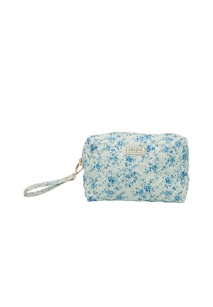 Piccola pochette rettangolare trapuntata con motivo floreale blu, cinturino da polso e etichetta "Unique Accessories" sulla parte anteriore.