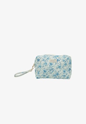 Piccola pochette rettangolare trapuntata con motivo floreale blu, cinturino da polso e etichetta "Unique Accessories" sulla parte anteriore.