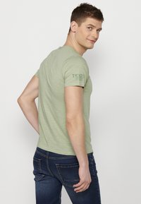 Koroshi SHORT SLEEVE - Apdrukāts T-krekls - kaki   khaki