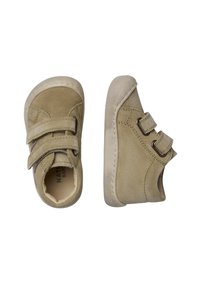 Beige suède kinderschoenen met dubbele klittenbandsluitingen, ronde neuzen en een stevige rubberen loopzool, weergegeven vanuit een bovenaanzicht en vanuit de zijaanzicht.