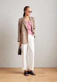 b.young by Zalando BUTTON PANTS - Püksid - marshmallow