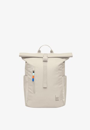 Beige rugzak met roll-top, voorste gesp, verticale ritssluiting met driekleurige treklip, twee zijvakken en het "GOT BAG" logo aan de voorkant.