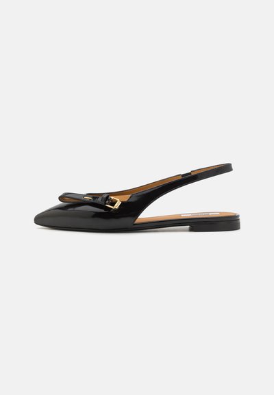 Černá lakovaná slingback plochá obuv s špičatou špičkou, jemným mašlovým akcentem a zlatým kováním na pásku.