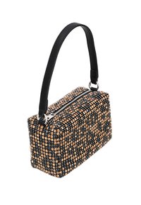 Borsa a tracolla rettangolare rivestita di paillettes nere e dorate, con zip superiore e manico in pelle nera. Presenta una texture lucida e scintillante.