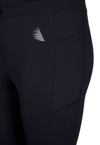 Schwarze Sportleggings mit einer glatten Textur, kontrastierenden Nähten und einem reflektierenden Logo auf der oberen linken Seite.