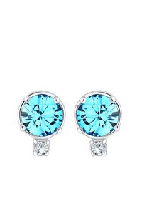 Boucles d'oreilles rondes avec de grandes pierres précieuses bleu clair et de petites pierres d'accent transparentes, montées en métal argenté avec une finition polie.