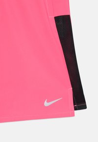 Nike Performance CHALLENGER UNISEX - Pantalón corto de deporte - hyper pink/black