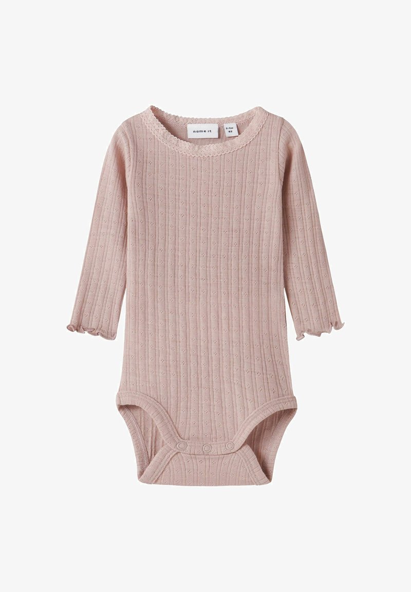 Helles rosa, geripptes Langarm-Body mit gewelltem Kragen und Saumkanten. Druckknopfverschluss am Boden für ein einfaches Ankleiden.