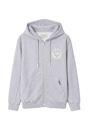 Lysegrå hættetrøje med lynlås, snøre til hætten, forlommer, elastiske manchetter og kant samt hvid "Polo de Monaco 911"-emblem på brystet.