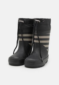 Botas de lluvia de goma negras con un patrón a rayas en gris y negro, cierres con cordones y suelas texturizadas para mayor agarre. Altura hasta la mitad de la pantorrilla.