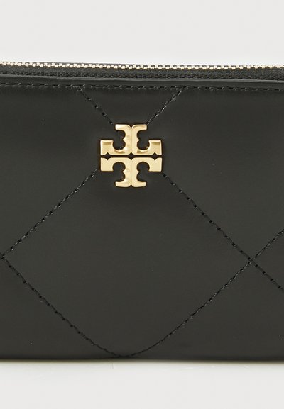 Juodas siuvinėtas oda piniginė, pasižyminti auksinės spalvos emblemomis ir užtrauktuku. Demonstruoja deimanto formos siuvinėjimą, suteikiantį tekstūrą.