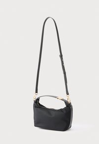 Sac à bandoulière en nylon noir avec une texture lisse, une garniture dorée et une sangle réglable. Dispose d'une fermeture éclair et d'un design minimaliste.