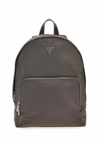 Zaino marrone scuro realizzato in tessuto liscio, dotato di una tasca anteriore con zip, spallacci regolabili e un accento metallico a forma di triangolo.