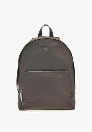 Zaino marrone scuro realizzato in tessuto liscio, dotato di una tasca anteriore con zip, spallacci regolabili e un accento metallico a forma di triangolo.