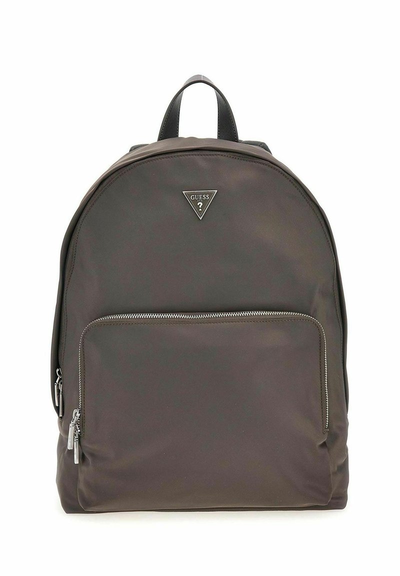 Zaino marrone scuro realizzato in tessuto liscio, dotato di una tasca anteriore con zip, spallacci regolabili e un accento metallico a forma di triangolo.