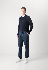 Tommy Jeans AUSTIN - Hlače - dark night navy