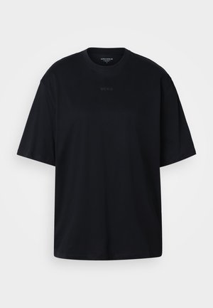 Musta lyhythihainen ylipitkä T-paita pyöreällä kaula-aukolla ja hienovaraisella "BORG"-logolla rinnan keskellä.