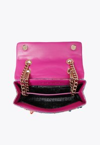 Borsa in pelle rosa con tracolla a catena. Presenta un'esterno liscio, hardware dorato e due scomparti interni con una fodera a fantasia.