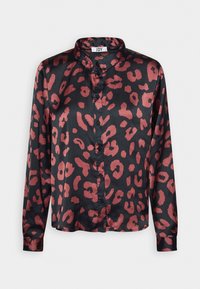 Blusa de satén negra con estampado de leopardo rojo, con cuello, mangas largas y cierre de botones delanteros. Textura suave y ajuste relajado.