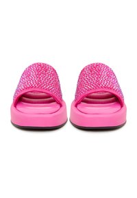 Des sandales en slide roses avec une semelle et une tige rembourrées ornées de strass multicolores de différentes tailles. Texture lisse et design arrondi.