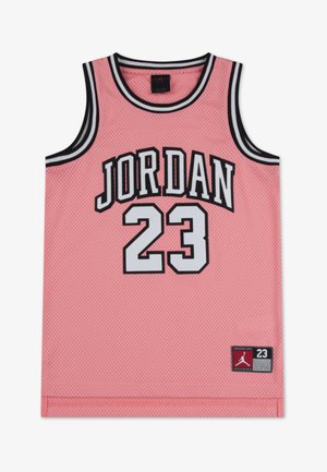 Rosa mesh-baskettröja med svarta och vita detaljer. Har "JORDAN" i stora vita bokstäver och "23" i svart. Inkluderar logotypmärke.
