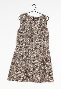 Abito senza maniche con stampa leopardata, dotato di busto aderente e gonna svasata, caratterizzato da tonalità di marrone, nero e beige su uno sfondo chiaro.