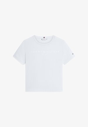 T-shirt en coton bleu clair avec col rond, manches courtes et logo frontal « TOMMY HILFIGER EST. 1985 », avec un petit détail de la marque sur la manche.