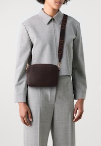 JOOP! Jeans GIRO CLOE SHOULDERBAG - Borsa a tracolla - darkbrown