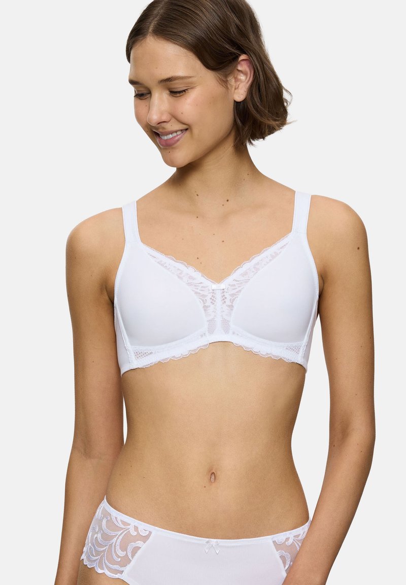 Soutien-gorge blanc avec tissu lisse, accents en dentelle et bords festonnés. Bretelles réglables et design de bonnet en trois parties pour maintien et forme.