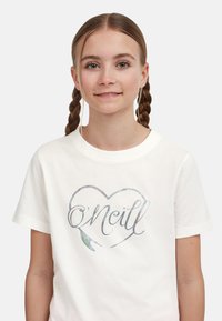 Bílý bavlněný tričko s designem srdce a stylizovaným lesklým nápisem "O'Neill". Krátké rukávy a kulatý výstřih.