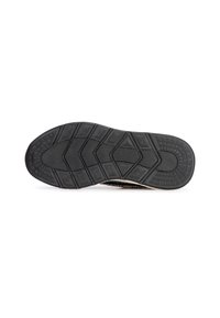 Schwarze Gummisohle mit einem multidirektionalen Profil; weist erhabene Rautenformen für Grip und Traktion auf. Einfaches Design, keine zusätzlichen Akzente.