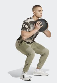 adidas Performance TRAIN ESSENTIALS CAMO ALLOVER - T-Shirt sport - silver pebble