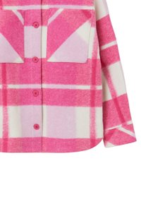 Camicia a quadri rosa e bianca realizzata in tessuto morbido, con due tasche frontali, chiusura a bottoni e maniche lunghe.