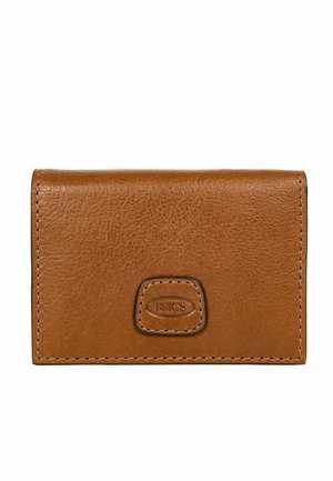 Braune Lederbrieftasche mit sichtbarer Naht und einem kleinen geprägten ovalen Logo-Patch mit der Aufschrift „BRIC'S“ in der Mitte vorne.