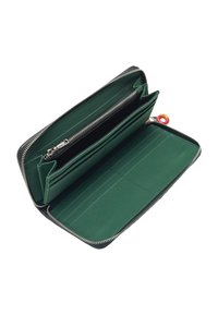 Czarny skórzany portfel z zielonym wnętrzem z tkaniny, wyposażony w wiele kieszonek na karty, przegrodę zapinaną na zamek oraz kolorowy uchwyt zamka.