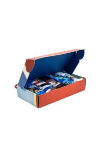 Scatola regalo di cartone rossa e blu, aperta per rivelare calze arrotolate multicolori con stampe di personaggi e righe.