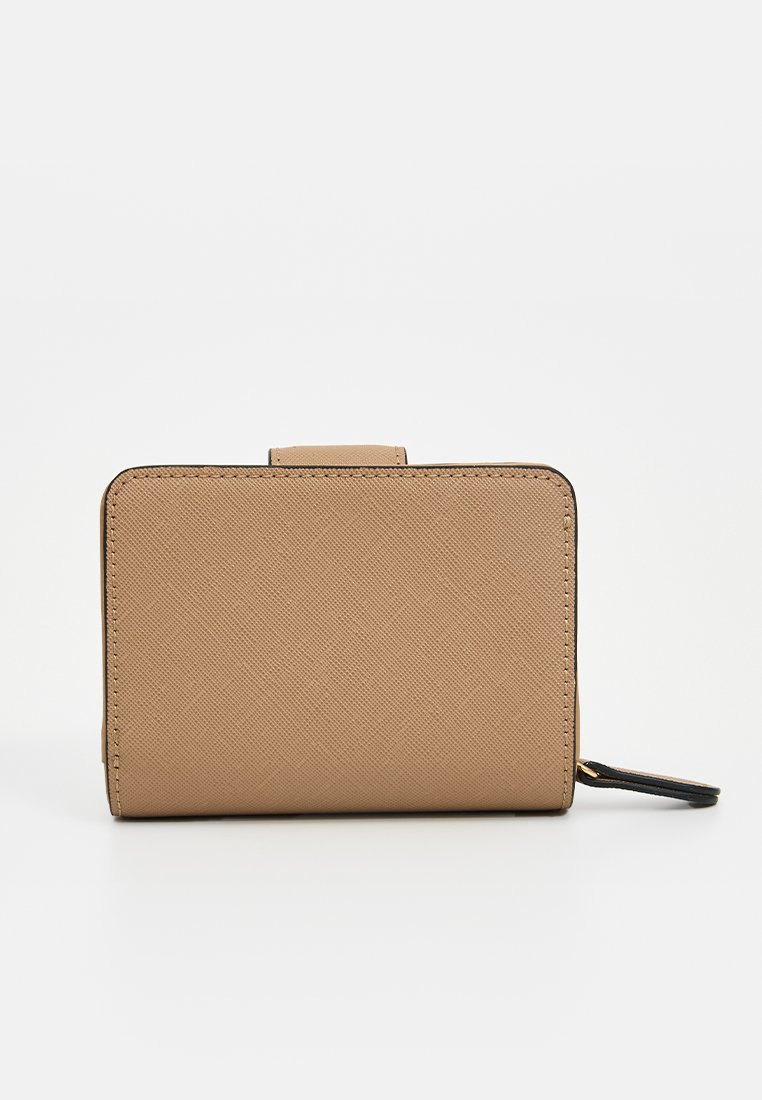Portafoglio marrone con texture e forma rettangolare, dotato di una chiusura sicura e di un cinturino da polso. Bordo nero in contrasto per un tocco di dettaglio.