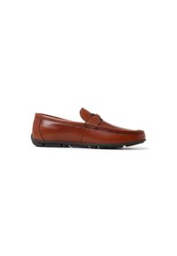 Mocasines de cuero marrón sin cordones con un acabado suave, puntera redondeada y detalle de costura texturizada. Suela de goma blanda para mayor tracción.