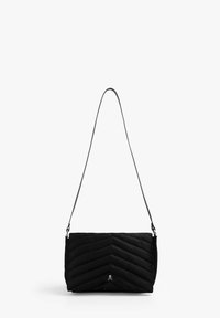 Bolso de hombro negro acolchado con patrón de espiga y pequeño logo de calavera centrado cerca de la parte inferior, con una correa delgada ajustable.