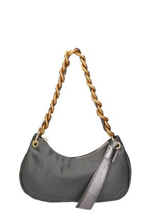 Borsa sintetica grigia con tracolla a catena intrecciata dorata, chiusura con zip e dettaglio metallico sul lato. Texture liscia con una forma curva.