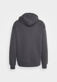Sudadera gris oscura con una textura suave, que cuenta con una capucha con cordón, puños acanalados y dobladillo, con un diseño simple y sin adornos.